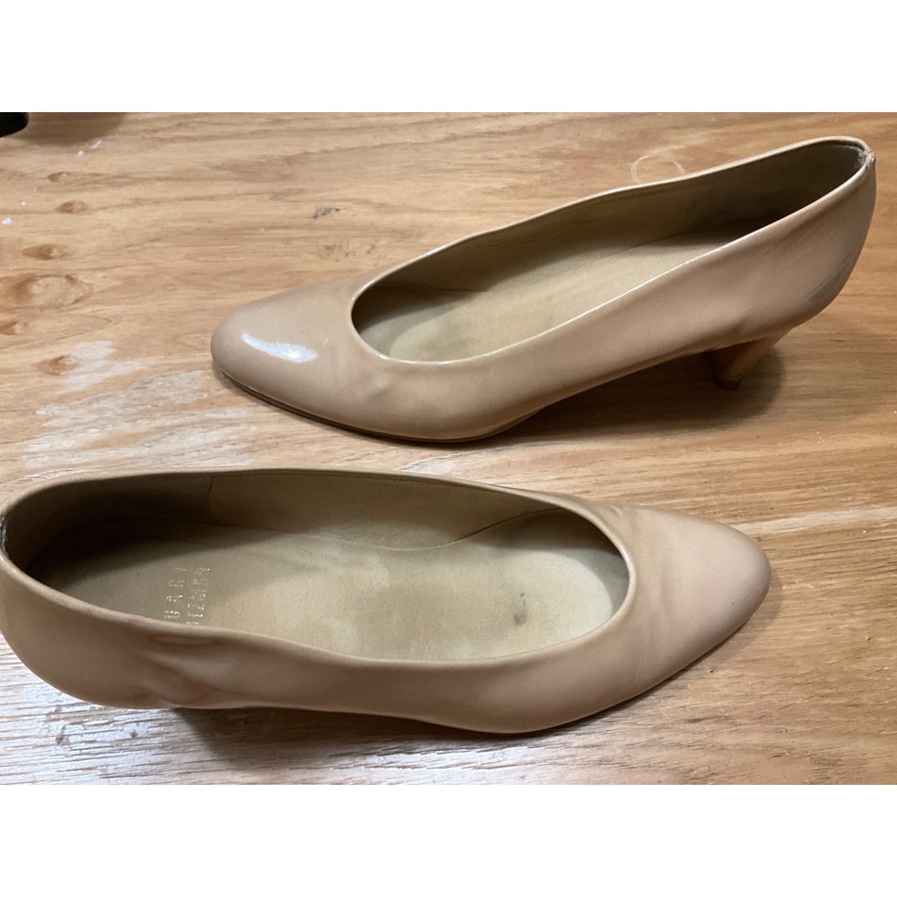 Stuart Weitzman Nude Patent Leather Kitten Heel Pumps Size 8 M Made in Spain